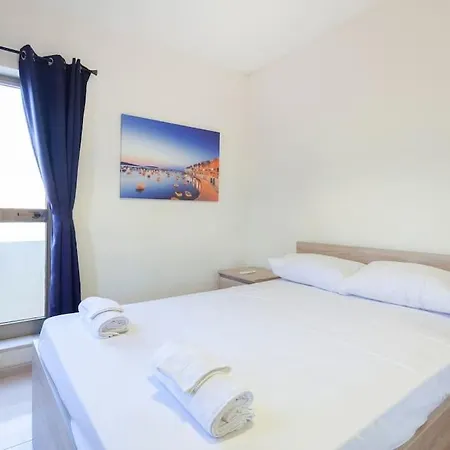 Daire Beautiful, Typical Maltese 4br With Roof Top By 360 Estates *