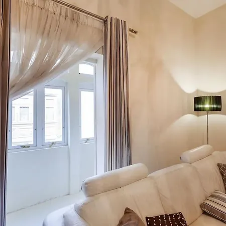 Beautiful, Typical Maltese 4br With Roof Top By 360 Estates דירה סליאמה