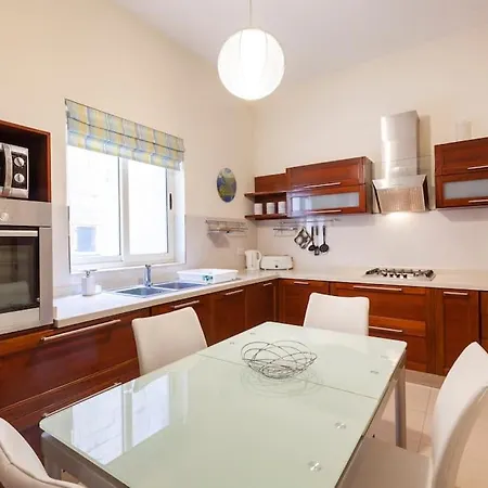 Beautiful, Typical Maltese 4br With Roof Top By 360 Estates * סליאמה