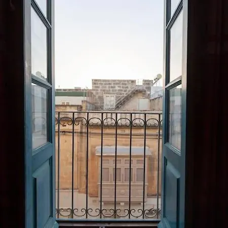 Beautiful, Typical Maltese 4br With Roof Top By 360 Estates 슬리에마