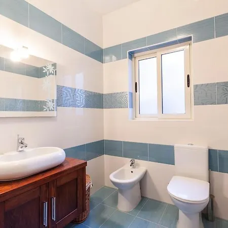 דירה Beautiful, Typical Maltese 4br With Roof Top By 360 Estates סליאמה