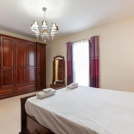 Beautiful, Typical Maltese 4br With Roof Top By 360 Estates סליאמה