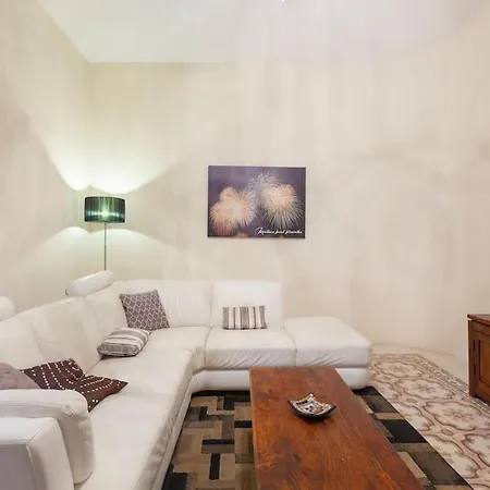 Beautiful, Typical Maltese 4br With Roof Top By 360 Estates דירה