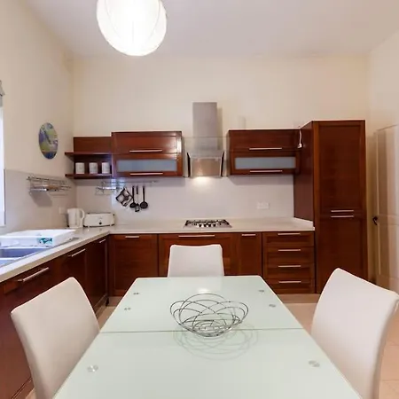 Beautiful, Typical Maltese 4br With Roof Top By 360 Estates * סליאמה