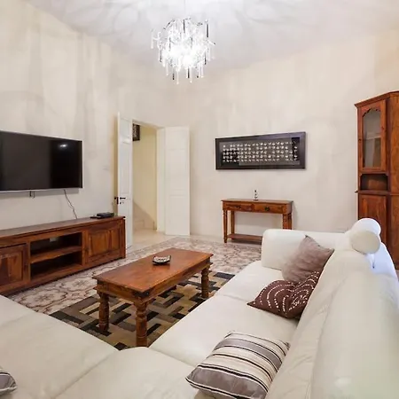 Beautiful, Typical Maltese 4br With Roof Top By 360 Estates * סליאמה