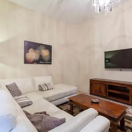 Beautiful, Typical Maltese 4br With Roof Top By 360 Estates סליאמה