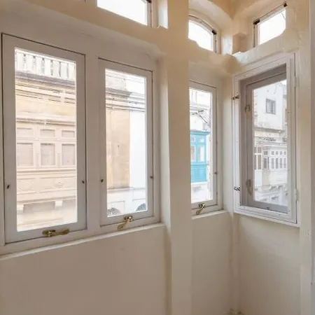 דירה Beautiful, Typical Maltese 4br With Roof Top By 360 Estates סליאמה