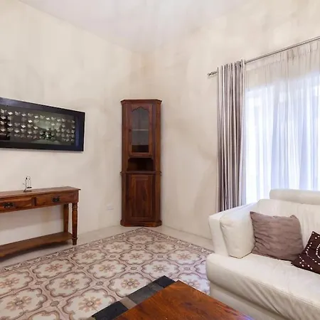 Beautiful, Typical Maltese 4br With Roof Top By 360 Estates