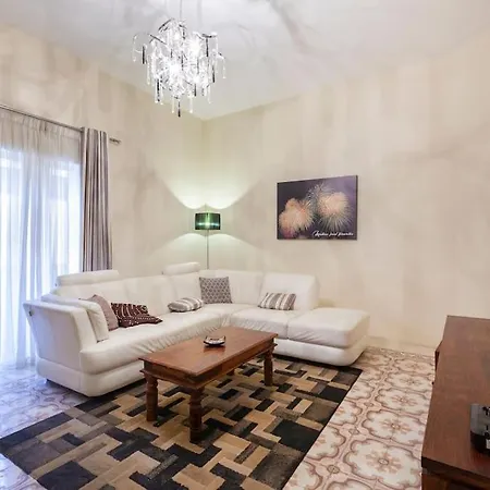 Beautiful, Typical Maltese 4br With Roof Top By 360 Estates סליאמה