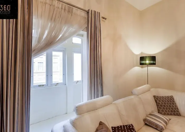 Beautiful, Typical Maltese 4br With Roof Top By 360 Estates Apartament Sliema