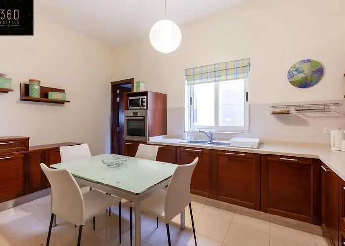 Beautiful, Typical Maltese 4br With Roof Top By 360 Estates Apartament
