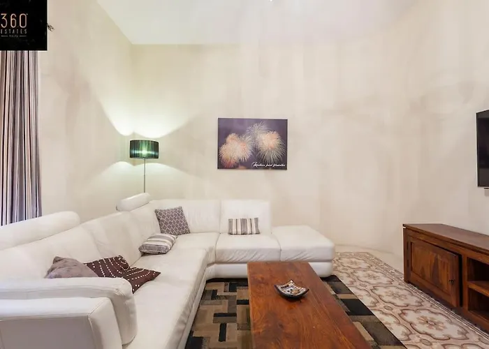 Beautiful, Typical Maltese 4br With Roof Top By 360 Estates Apartament