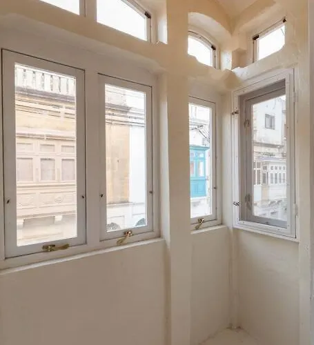 Apartament Beautiful, Typical Maltese 4br With Roof Top By 360 Estates Sliema