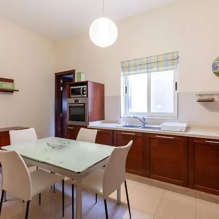 Beautiful, Typical Maltese 4br With Roof Top By 360 Estates Apartmán